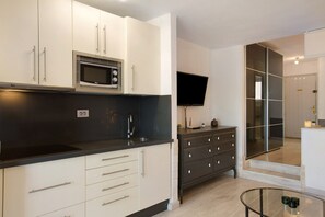 Refrigerador, microondas, placa de cocina, cafetera/tetera