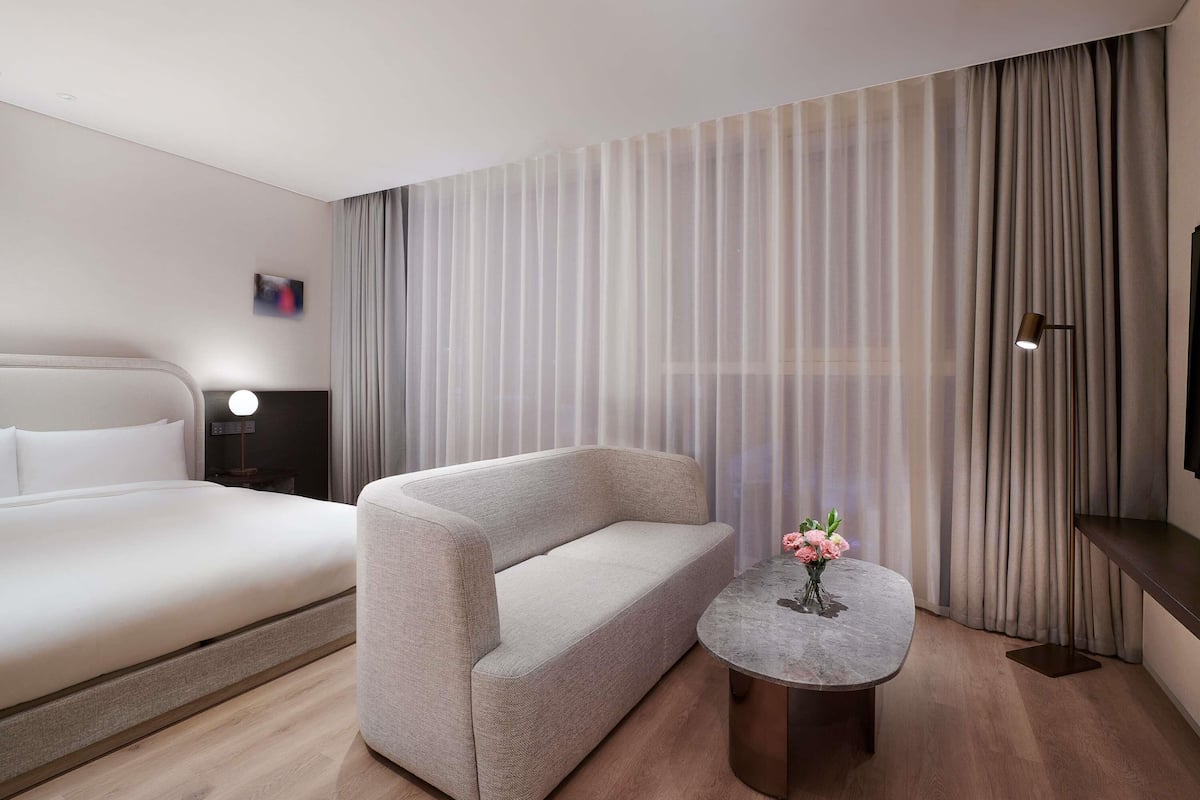 Superior Room, 1 King Bed, Facilities for Disabled Guests, No View (Located on the 3rd - 5th Floor) | Premium bedding, down comforters, minibar, in-room safe