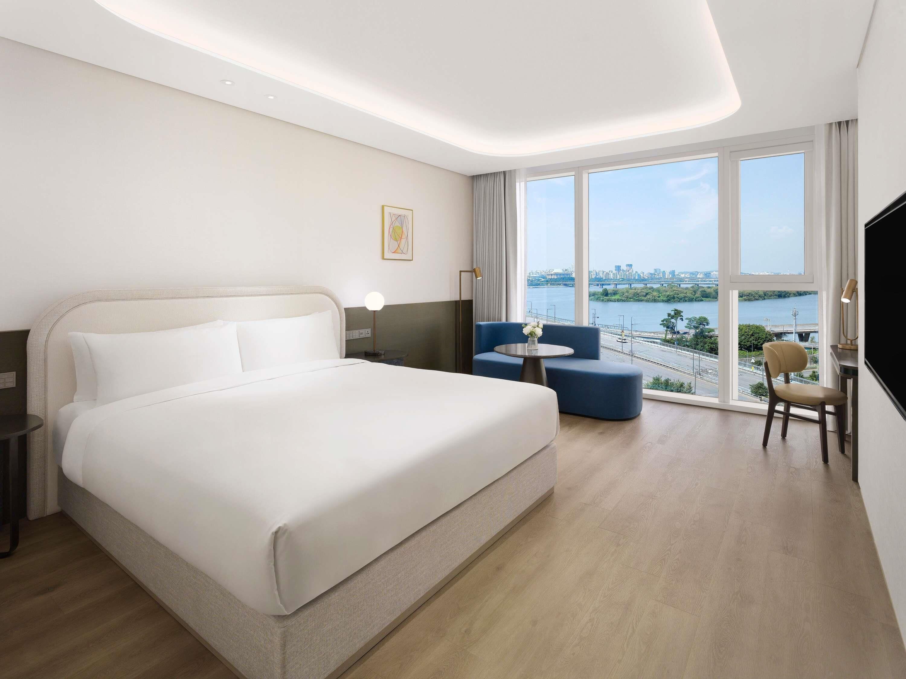 Deluxe Room, 1 King Bed, River View | Premium bedding, down duvets, minibar, in-room safe