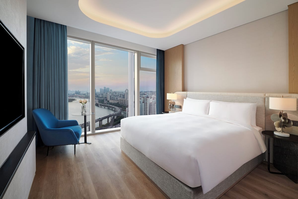 Premier Suite, 1 King Bed, River View | Premium bedding, down duvets, minibar, in-room safe