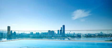 Una piscina techada, una piscina al aire libre de temporada