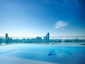 A rooftop infinity pool with a city skyline view. - Hotel Naru Seoul - MGallery Collection (Seoul)