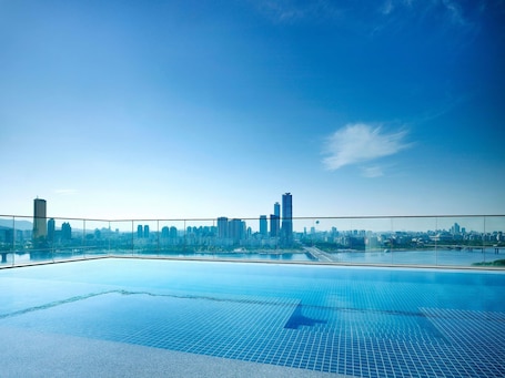 Una piscina techada, una piscina al aire libre de temporada
