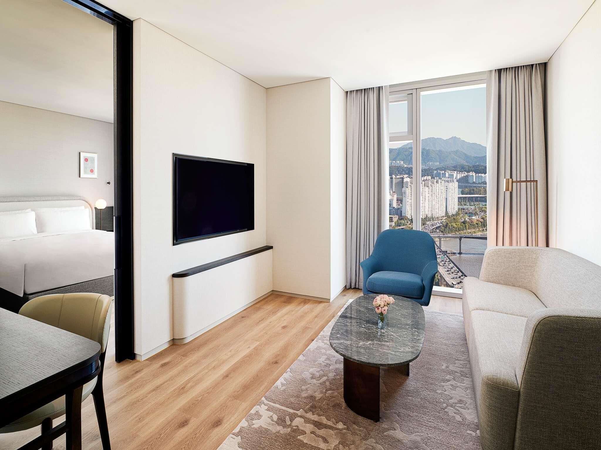 Suite, 1 King Bed, Mountain View (Namsan) | Premium bedding, down duvets, minibar, in-room safe