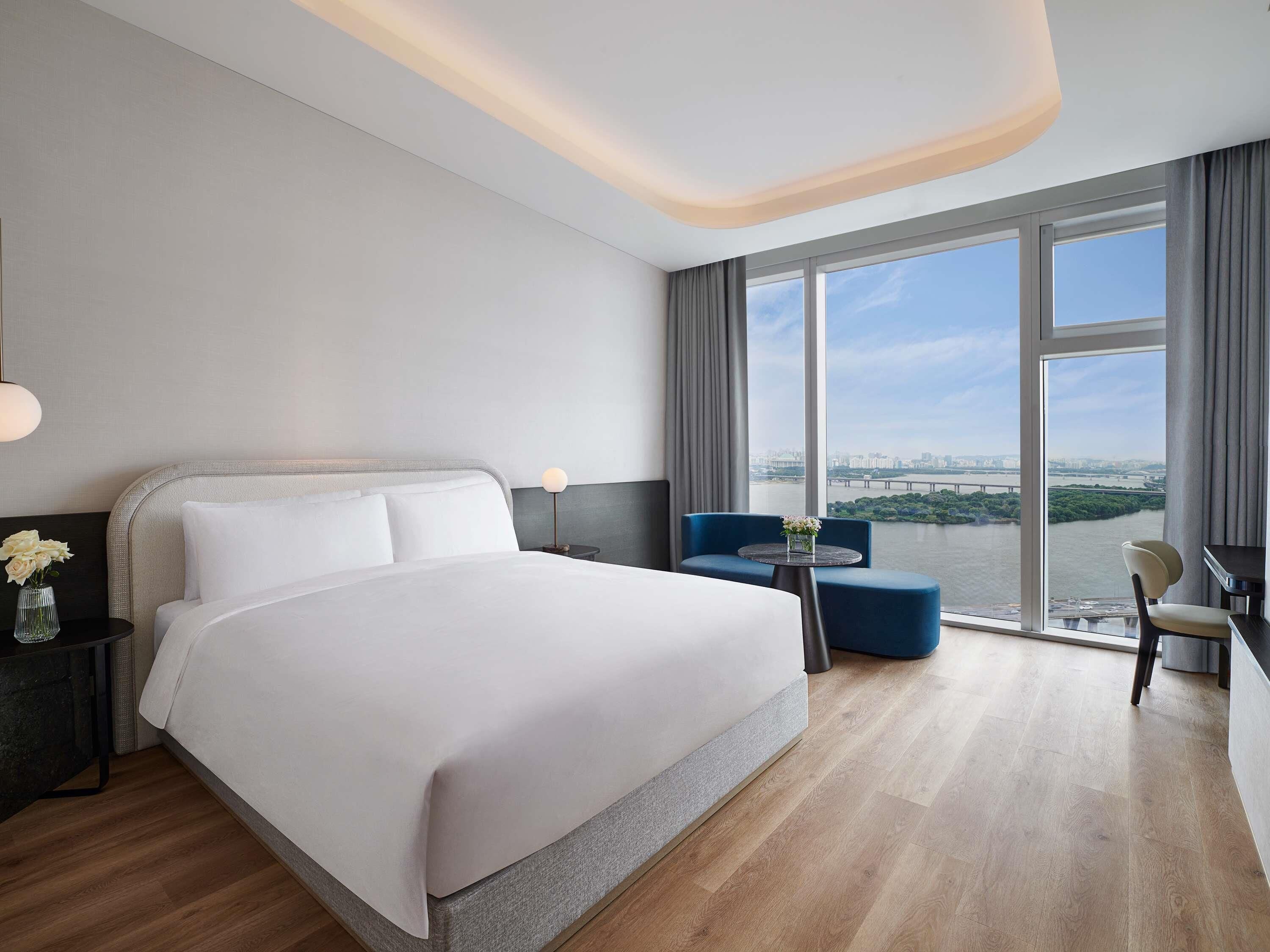 Premier Room, 1 King Bed, River View | Premium bedding, down duvets, minibar, in-room safe