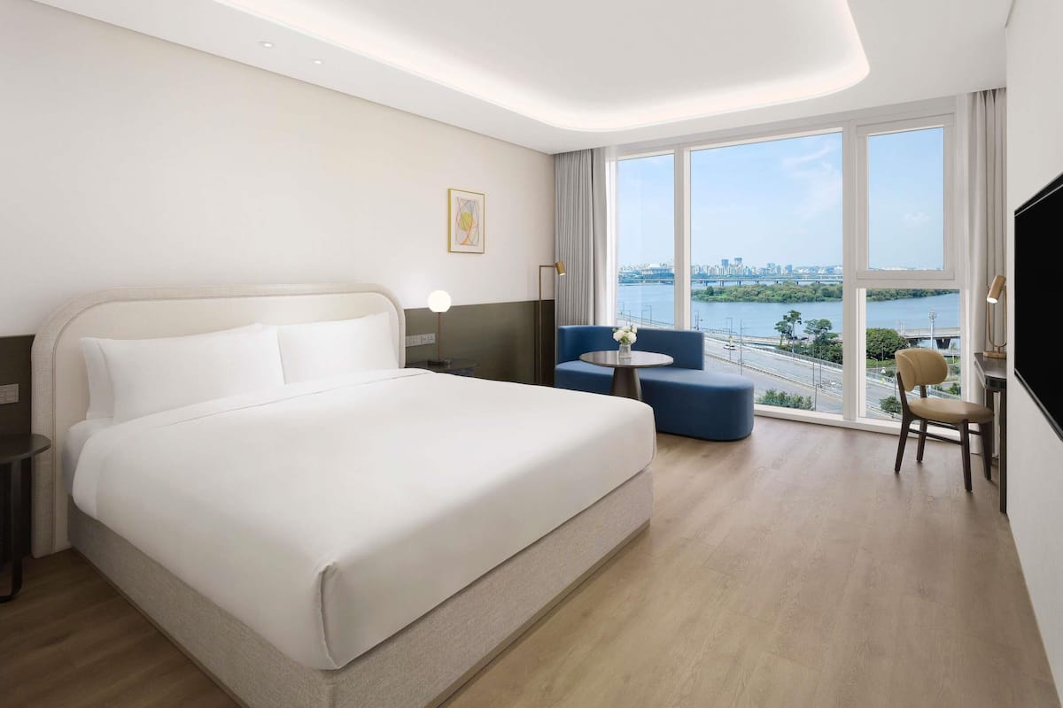 Deluxe Room, 1 King Bed, River View | Premium bedding, down comforters, minibar, in-room safe