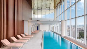 Piscina interna, piscina externa sazonal, espreguiçadeiras