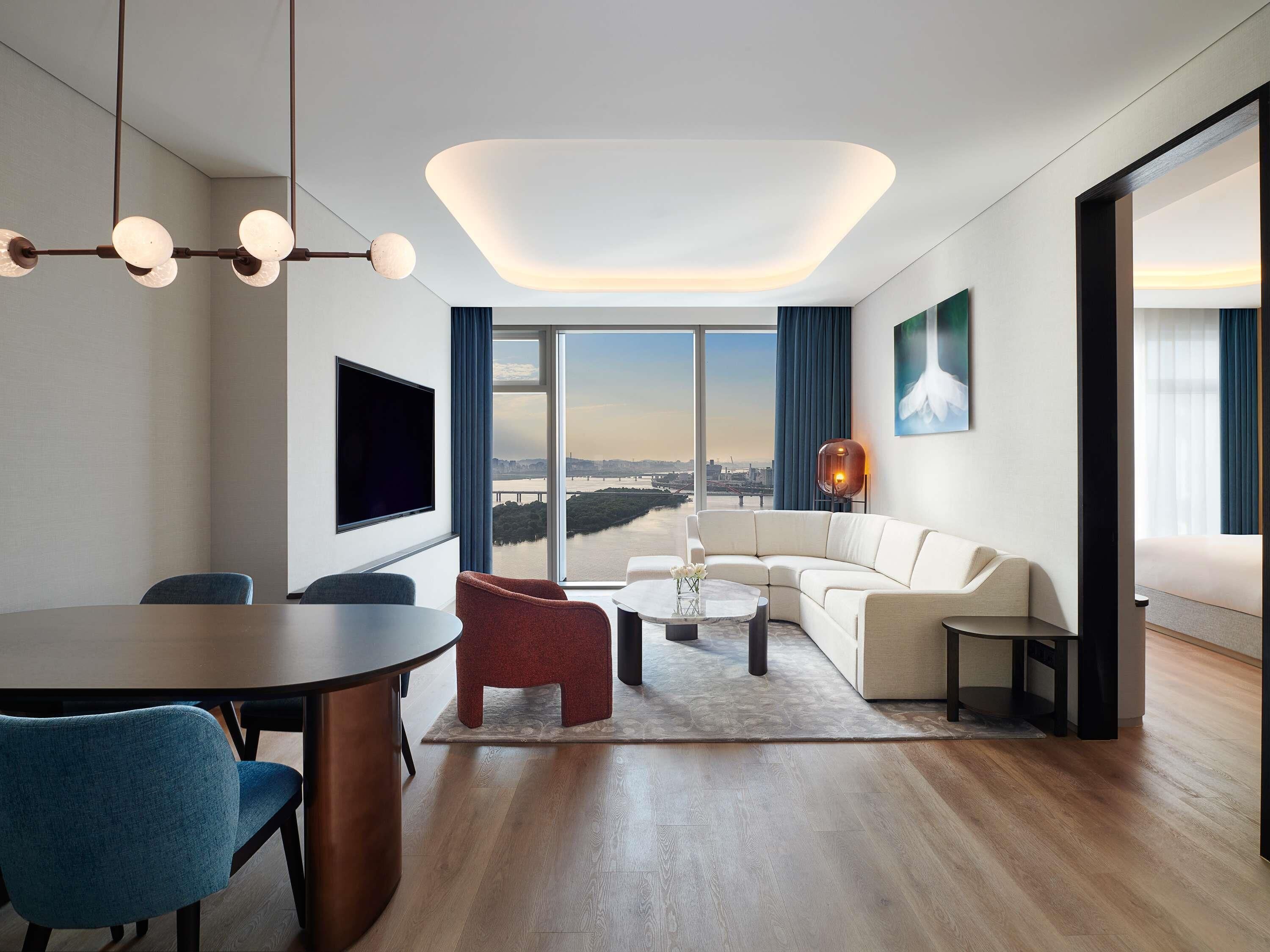 Suite Premier, 1 cama King size, vista al río | Ropa de cama de alta calidad, edredón y minibar 