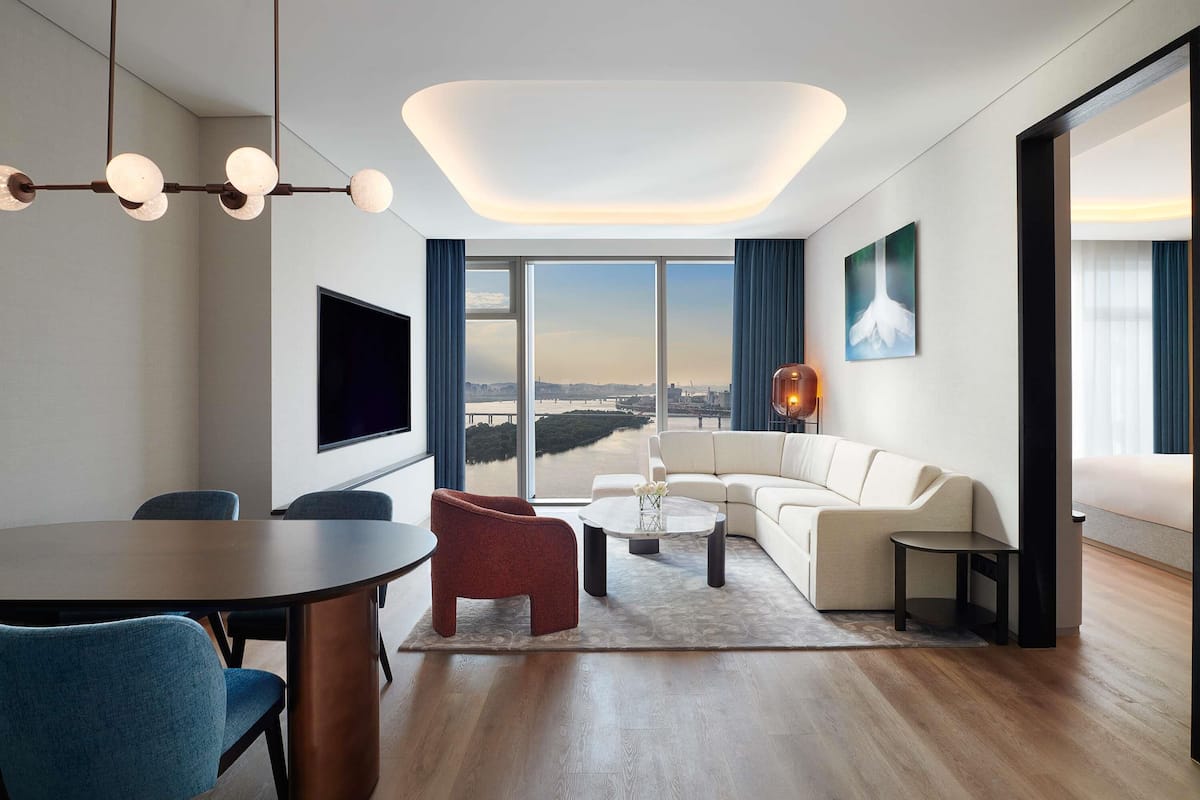 Premier Suite, 1 King Bed, River View | Premium bedding, down duvets, minibar, in-room safe