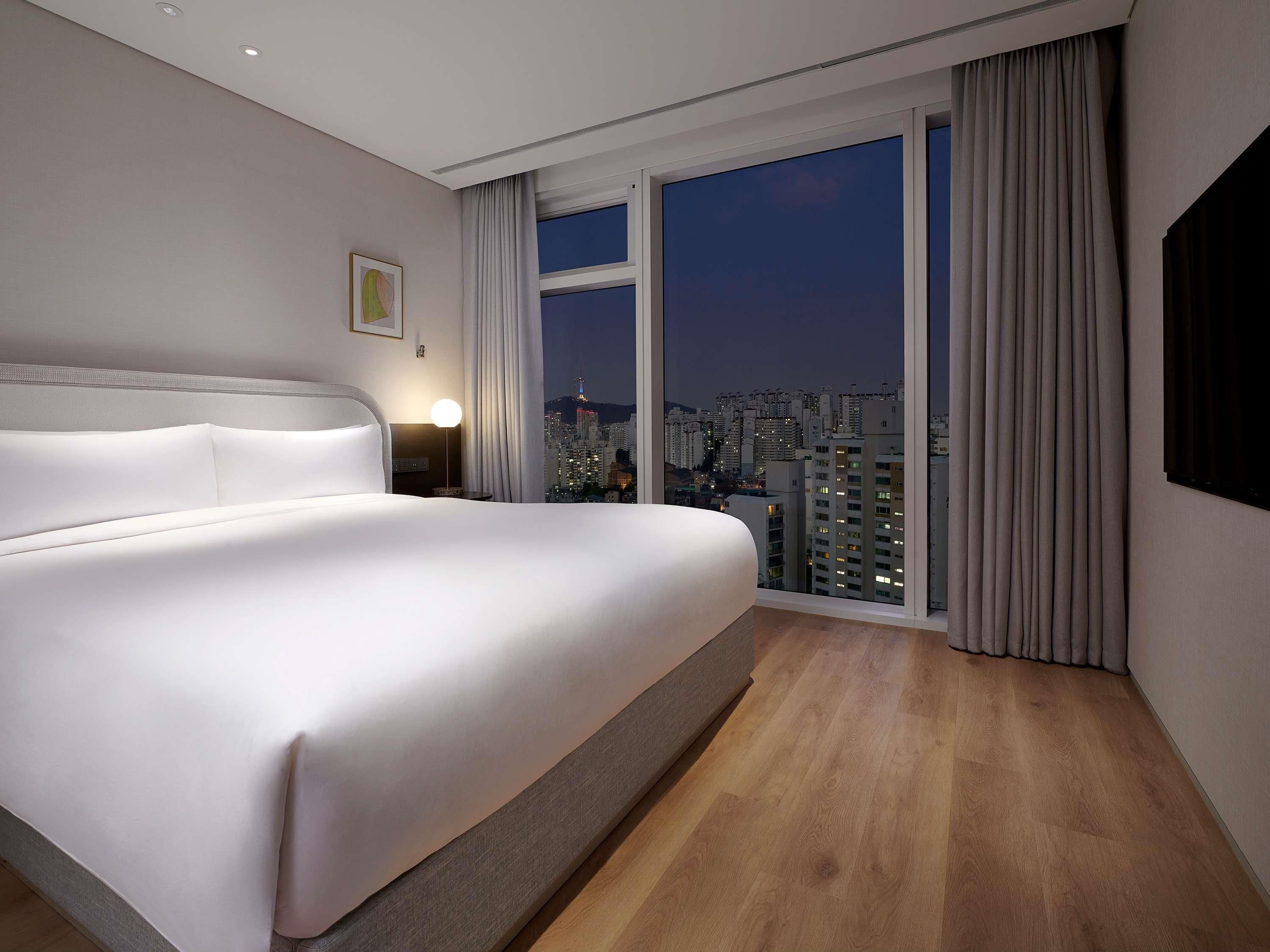 Suite, 1 cama de matrimonio grande, vistas a la montaña (Namsan) | Ropa de cama de alta calidad, edredones de plumas, minibar y caja fuerte