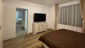 1 室のベッドルーム、デスク、アイロン / アイロン台、WiFi (無料)
