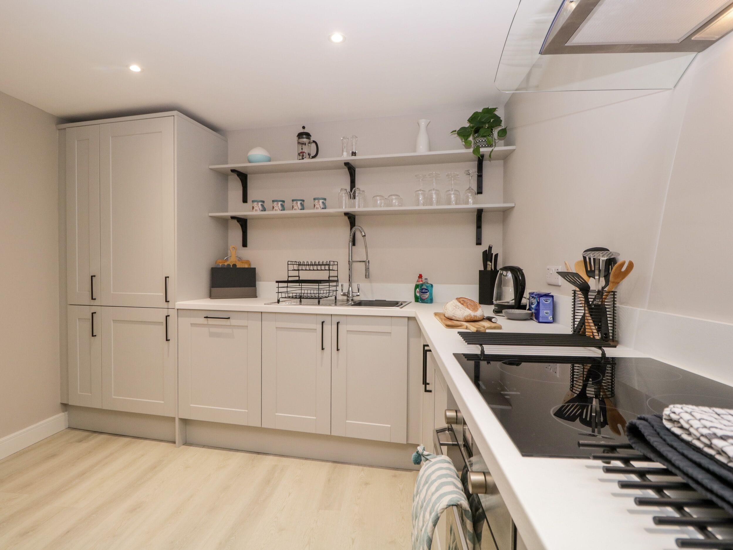 Cottage | Cucina privata | Frigorifero, lavastoviglie, bollitore elettrico, tostapane