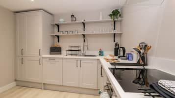 Cottage | Cucina privata | Frigorifero, lavastoviglie, bollitore elettrico, tostapane