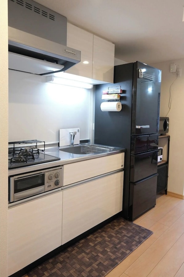 Fridge, microwave, stovetop, cookware/dishes/utensils