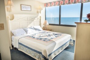 2 habitaciones, escritorio y tabla de planchar con plancha 