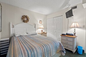 2 soverom, skrivebord og strykejern/-brett