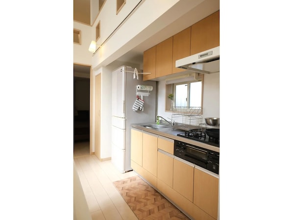 Fridge, microwave, stovetop, cookware/dishes/utensils