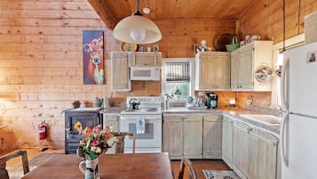 Cabaña, 2 habitaciones | Cocina privada | Refrigerador, horno y cafetera y tetera