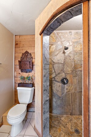 Cabaña, 2 habitaciones | Baño | Toallas y shampoo 