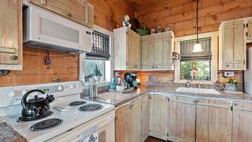 Cabaña, 2 habitaciones | Cocina privada | Refrigerador, horno y cafetera y tetera