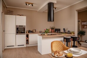 Fridge, oven, dishwasher, coffee/tea maker