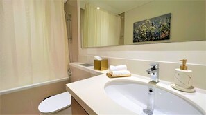 อพาร์ทเมนท์ (2 Bedrooms) | ห้องน้ำ | อ่างอาบน้ำ, ผ้าเช็ดตัว, สบู่, ยาสระผม