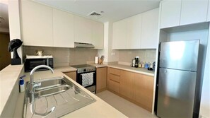 Private kitchen - Luxury Dubai Creek Harbour Waterfront Apartment (Dubai)
