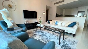 Apartamento (2 Bedrooms) | Sala de estar | Televisión de plasma de 1 cm con canales por satélite, una televisión