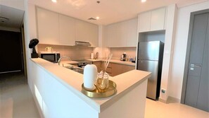 Apartment (2 Bedrooms) | Dapur peribadi | Ketuhar gelombang mikro, ketuhar, dapur, mesin basuh pinggan mangkuk 
