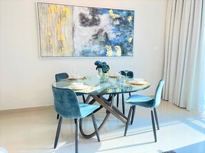 Apartment (2 Bedrooms) | Essen und Trinken