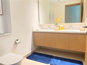 Apartamento (2 Bedrooms) | Baño | Bañera, toallas, jabón y champú