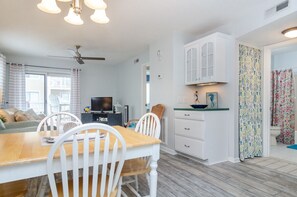 Dining - 2 Bedroom Condo in Sand Pebbles w Ocean Views! (Carolina Beach)