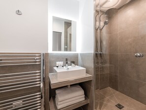 Shower, hair dryer, towels, soap - LivinParis | Luxurious 2 Bedroom Opera VI (Paris)