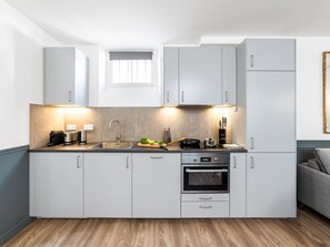 Kjøleskap, mikrobølgeovn, ovn og kokeplater