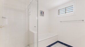 Bathtub - Nelson Point Unit 2 Golden Beach QLD (Golden Beach)