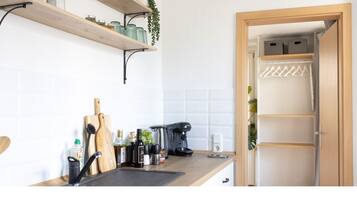Kühlschrank, Ofen, Herdplatte, Wasserkocher mit Kaffee-/Teezubehör