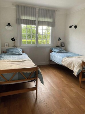2 slaapkamers, een strijkplank/strijkijzer, reisbedje, gratis wifi