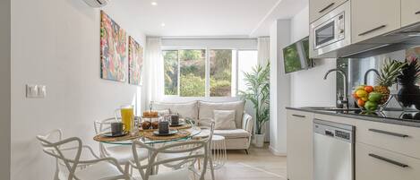 Jääkaappi, mikroaaltouuni, astianpesukone, kahvin-/teenkeitin