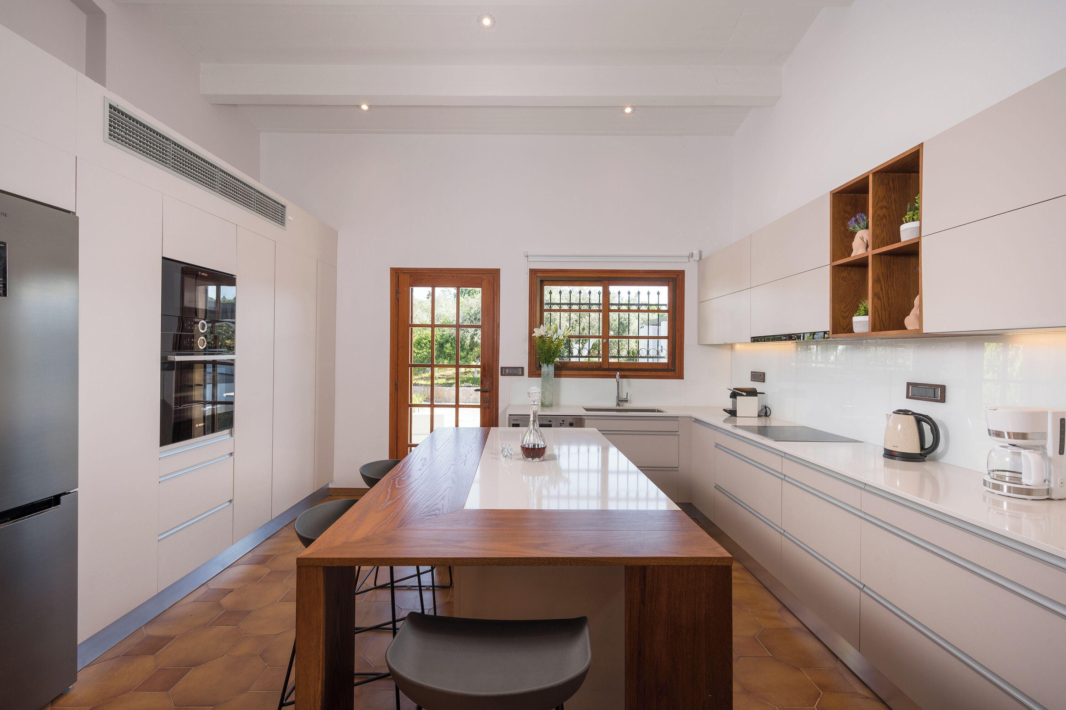 Family Villa | Private kitchen | Full-size fridge, microwave, oven, stovetop