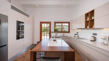 Family Villa | Private kitchen | Full-size fridge, microwave, oven, stovetop