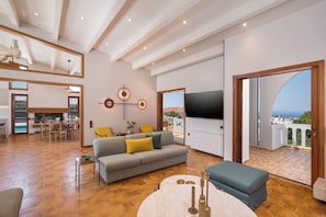 Familienvilla | Wohnbereich | 65-Zoll-Smart-TV mit Satellitenempfang, Fernseher, Kamin