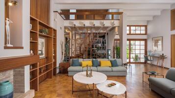 Vila família | Sala de estar | Smart TV 65 polegadas com canais via satélite, TV, lareira