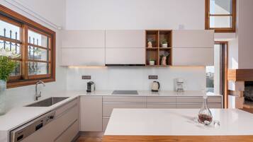 Vila família | Cozinha privada | Geladeira grande, micro-ondas, fogão, cooktop