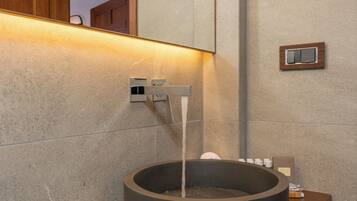 Vila Keluarga | Kamar mandi | Shower, shower pijat air, pengering rambut, dan jubah mandi