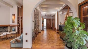 Vila família | Área de estar | Smart TV 65 polegadas com canais via satélite, TV, lareira