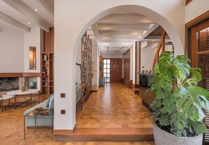 Family Villa | Living area | 65-inch Smart TV with satellite channels, TV, fireplace