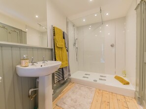 Een douche, een haardroger, handdoeken