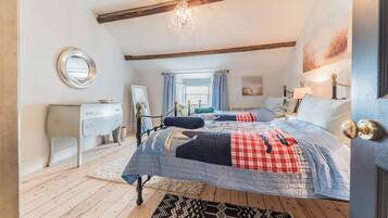 2 bedrooms, iron/ironing board, free WiFi, bed sheets