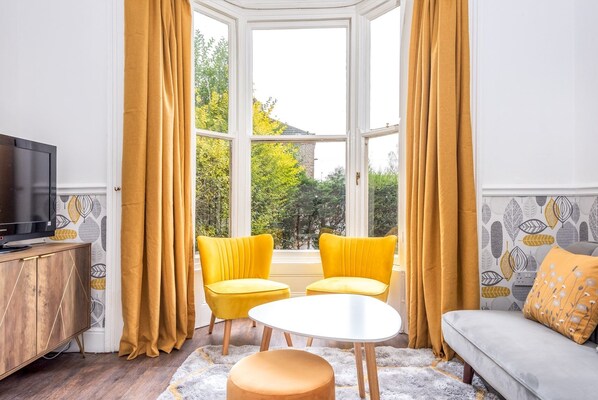 TV - Ground Floor Nunnery · Bright, Beautiful Flat with Garden in York - Pass the Keys (York)