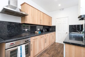 Fridge, microwave, oven, dishwasher - Ground Floor Nunnery · Bright, Beautiful Flat with Garden in York - Pass the Keys (York)